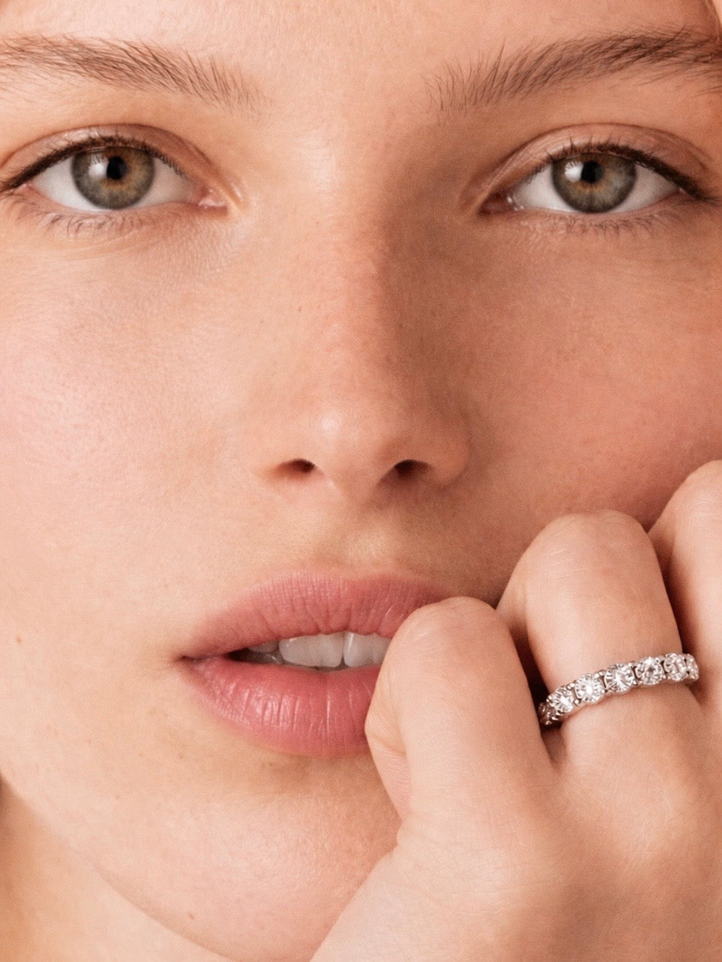 LUMI SEVEN STONE RING